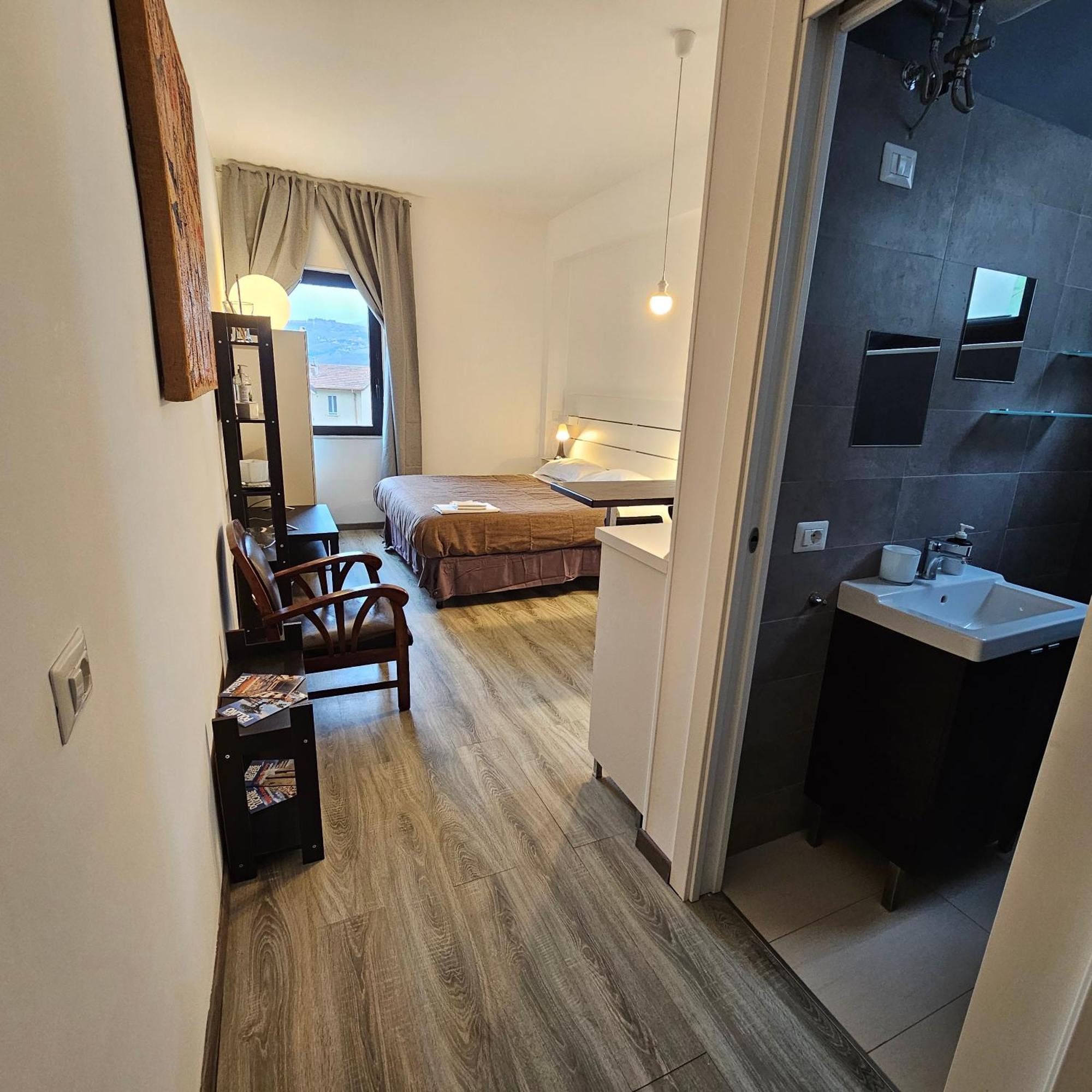 Room & Parking In Centro Citta Con Parcheggio Privato E Wifi Потенца Екстериор снимка