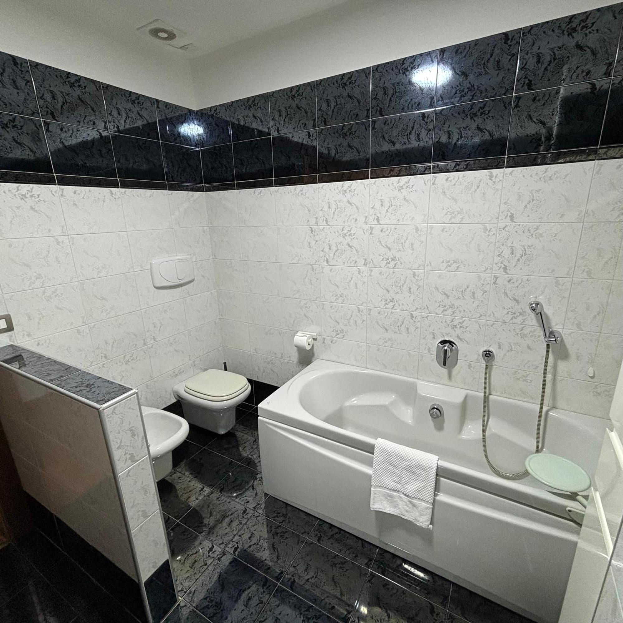 Room & Parking In Centro Citta Con Parcheggio Privato E Wifi Потенца Екстериор снимка