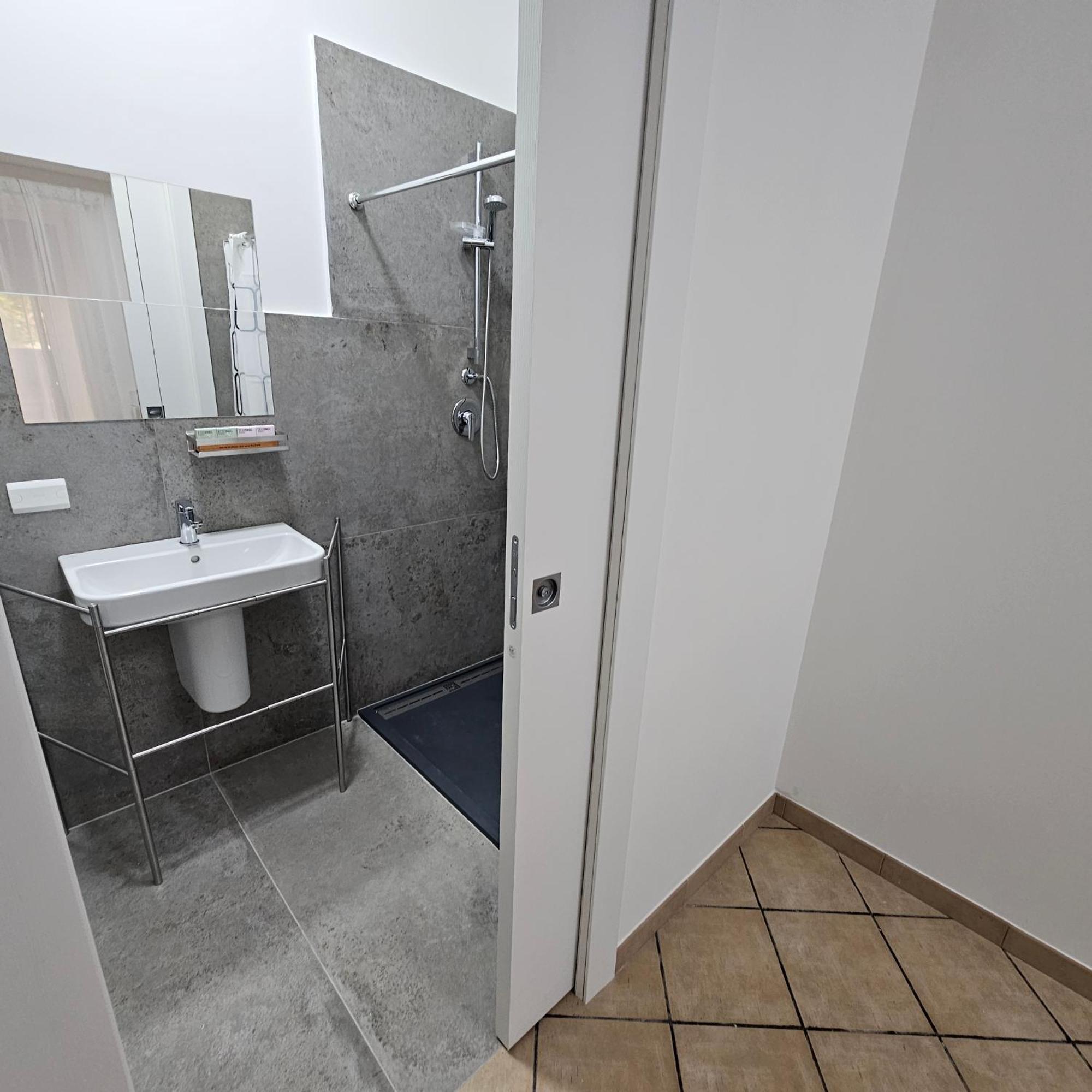 Room & Parking In Centro Citta Con Parcheggio Privato E Wifi Потенца Екстериор снимка