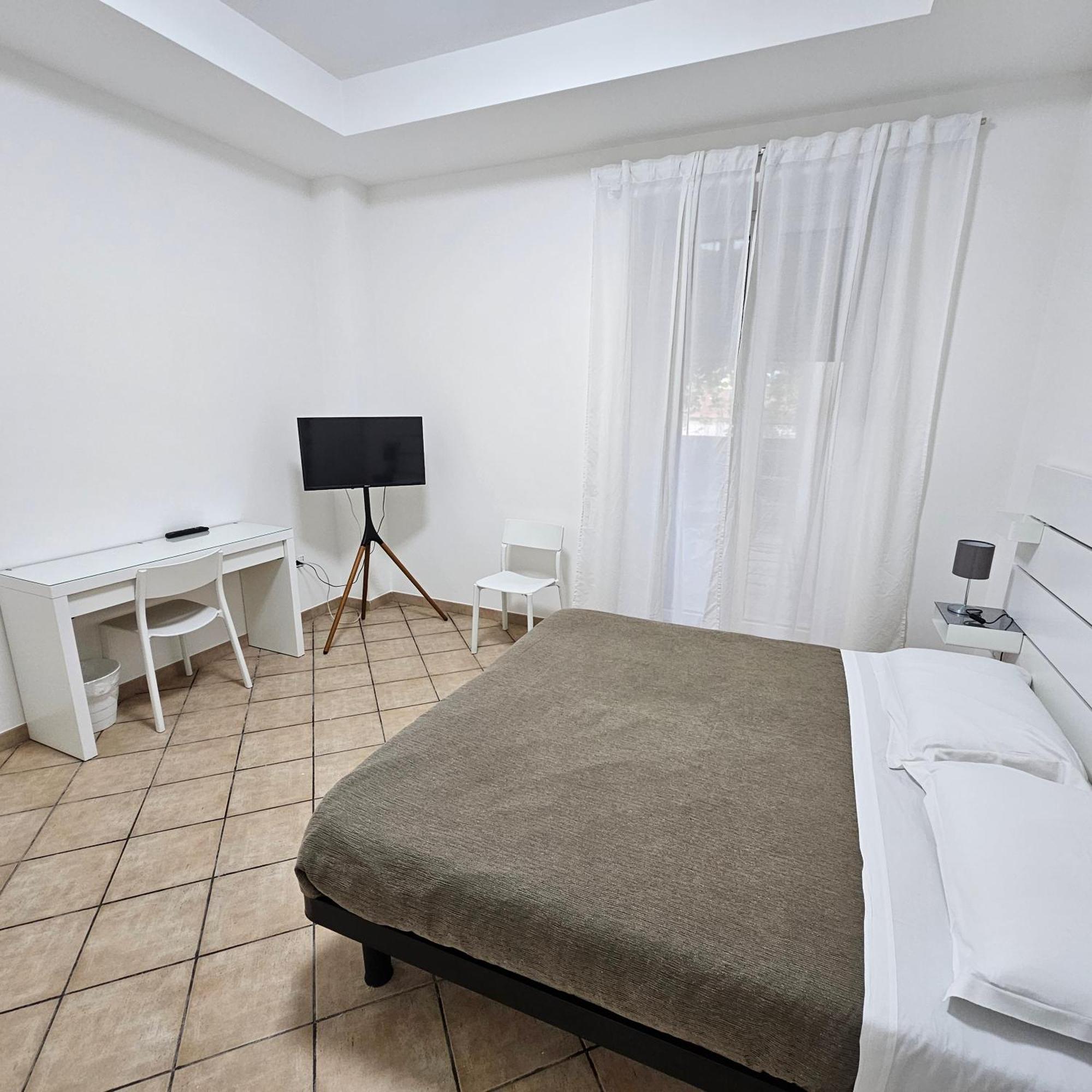 Room & Parking In Centro Citta Con Parcheggio Privato E Wifi Потенца Екстериор снимка