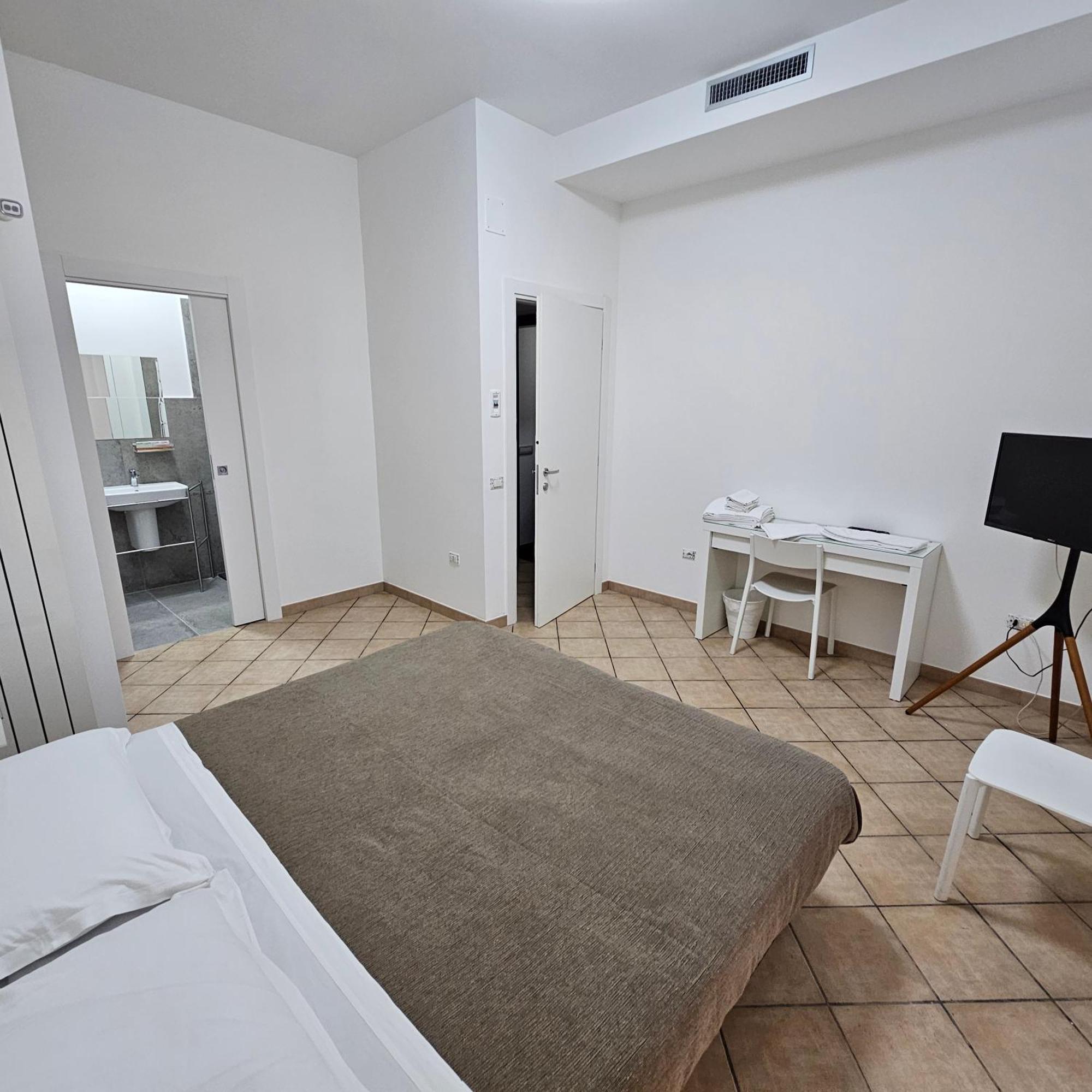 Room & Parking In Centro Citta Con Parcheggio Privato E Wifi Потенца Екстериор снимка