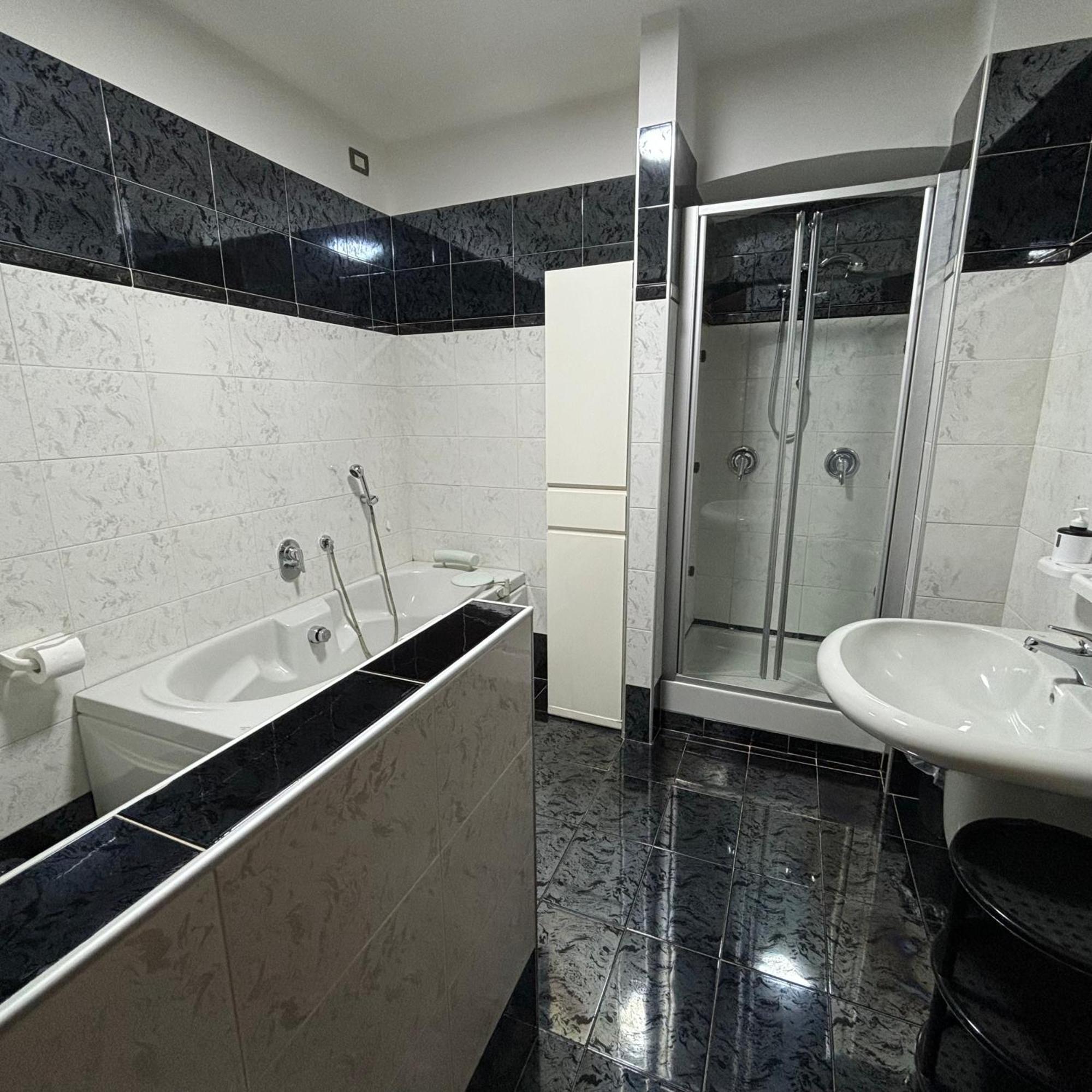 Room & Parking In Centro Citta Con Parcheggio Privato E Wifi Потенца Екстериор снимка